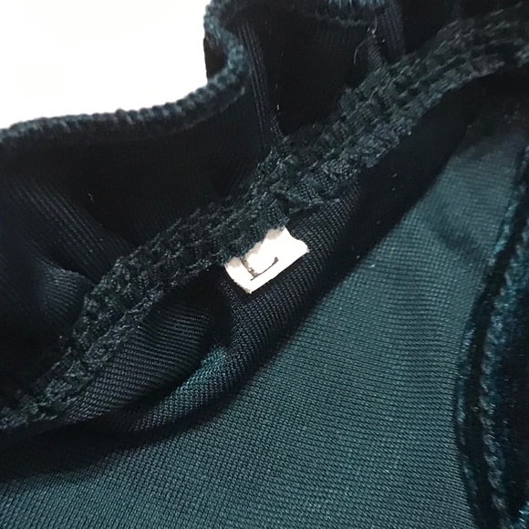 Green velvet long sleeved top embellished with ruffles at wrists & collar (L) - Picture 13 of 16